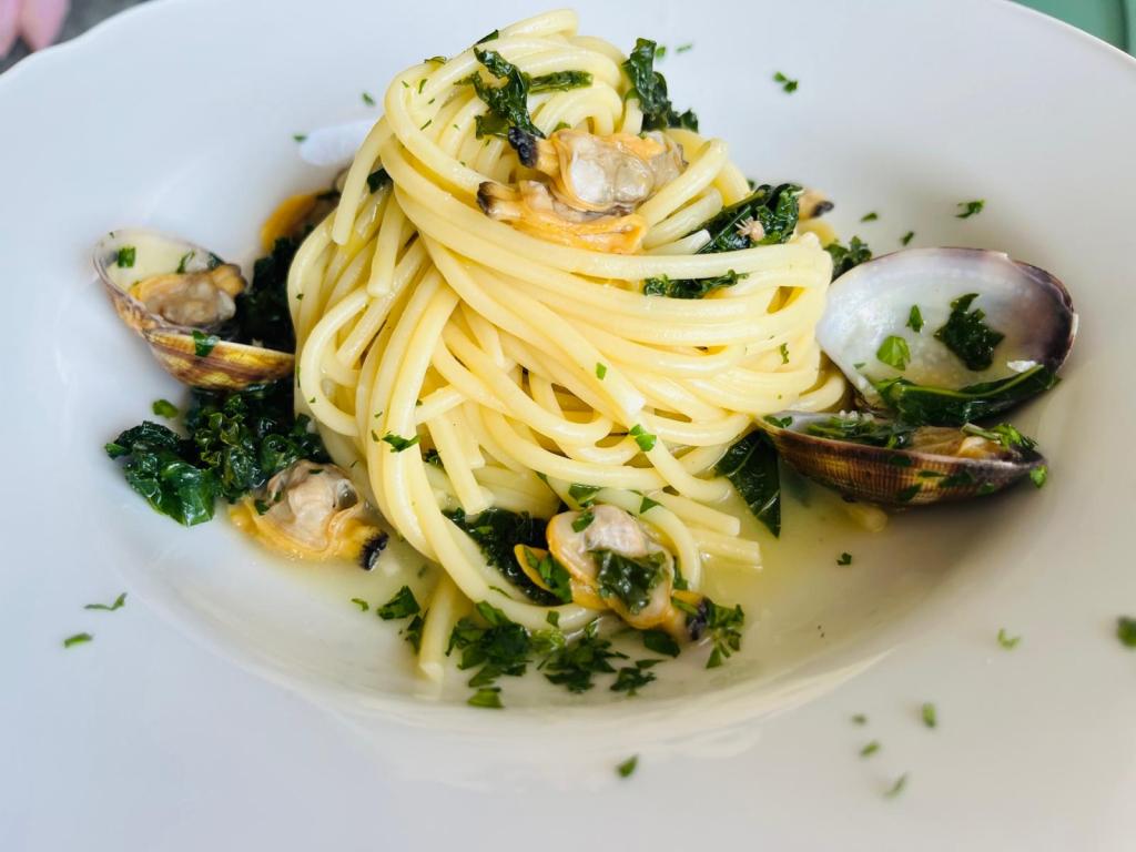 Pasta con almejas y&nbsp;kale