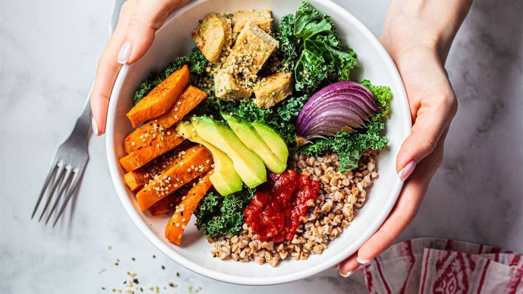 El Mundo Vegano: Ventajas y Riesgos de una Dieta Basada en Plantas