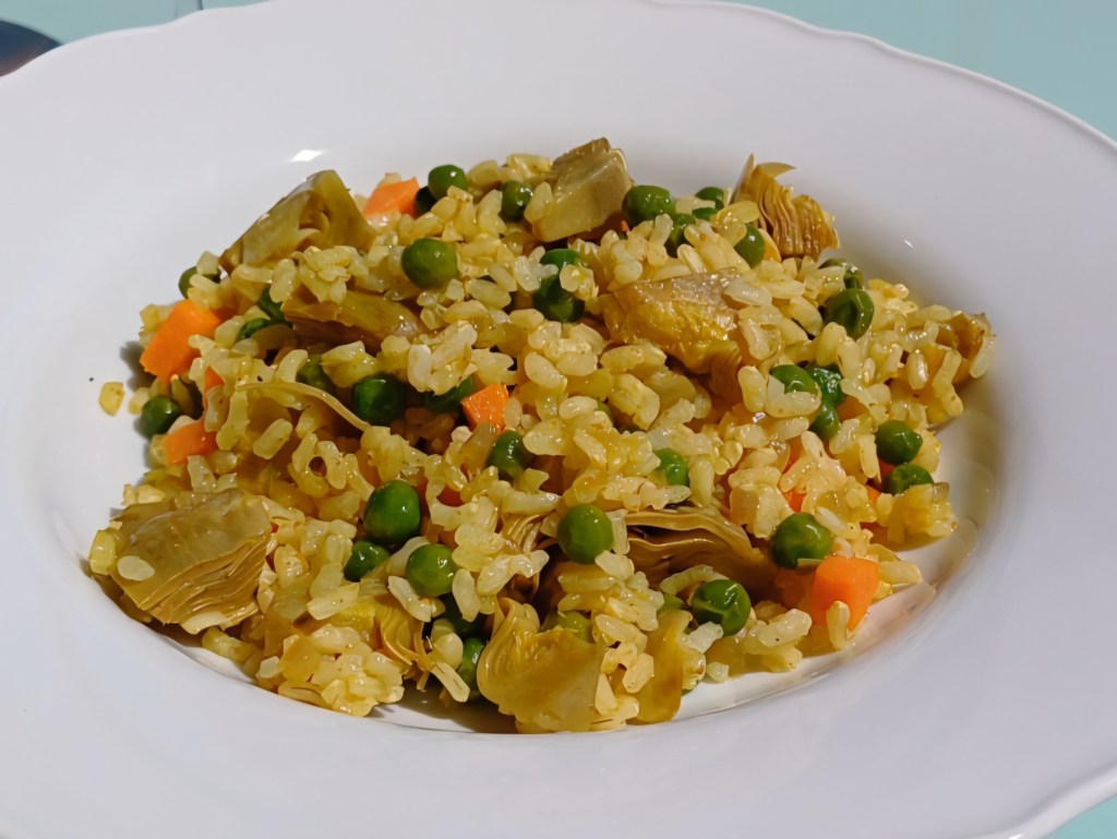 Receta Vegana para la Primavera: Arroz Integral con Alcachofas y Guisantes al&nbsp;Curry